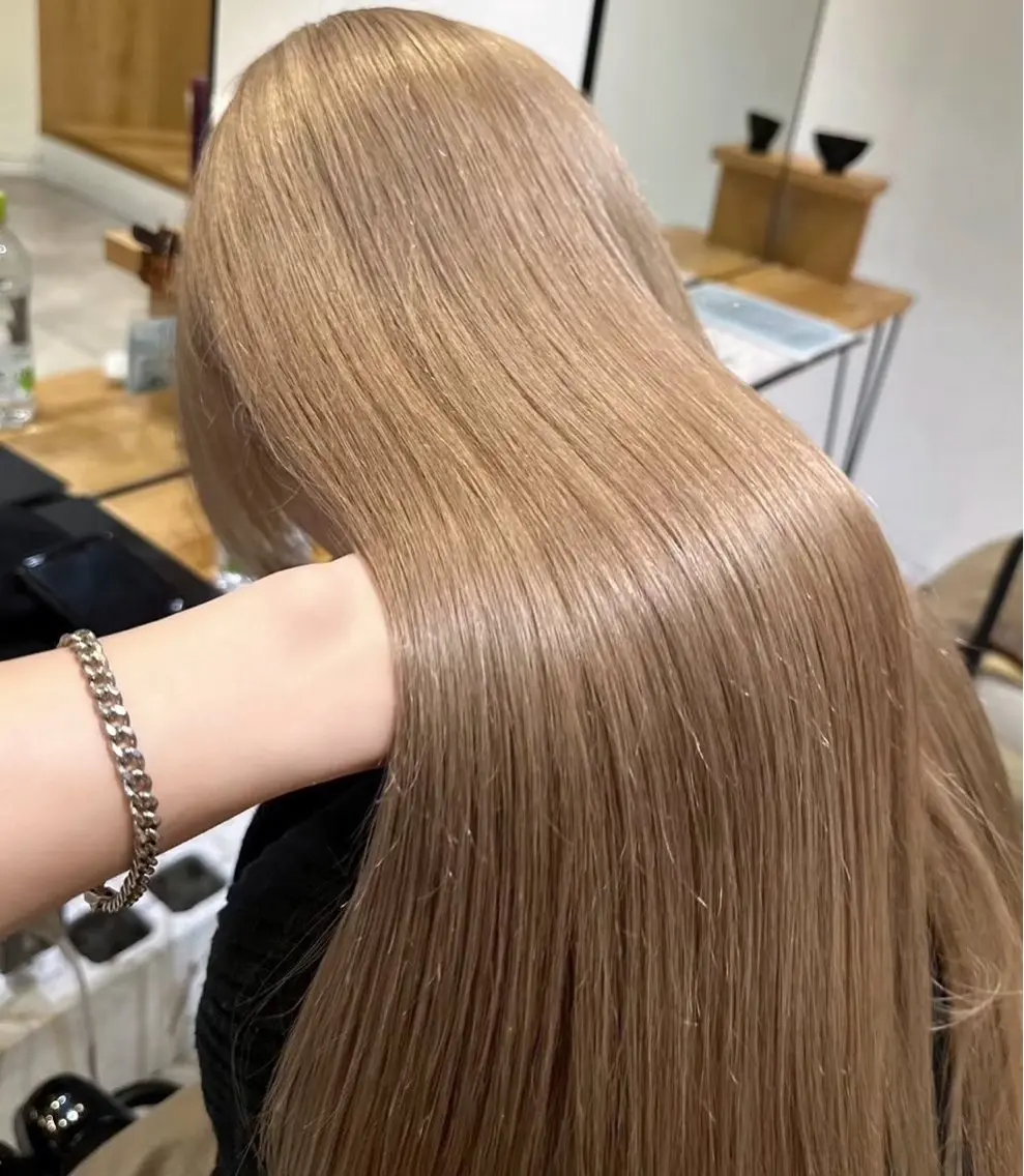 ロング カラー ベージュカラー ブリーチ ケアブリーチ デザインカラー ダブルカラー 肌に馴染むハイトーン /ミルクティーカラーのヘアスタイル