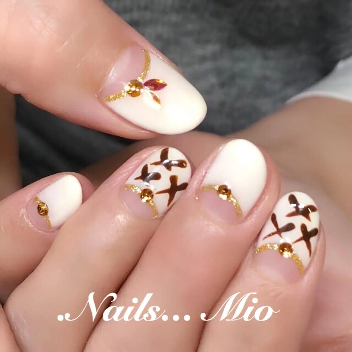 ネイル ホワイト .Nails Mio 赤羽西ネイルサロンのネイルデザイン