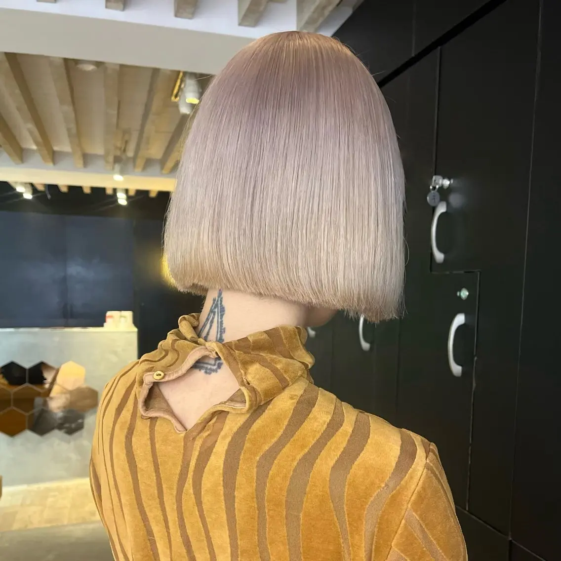 ショート カラー ヘアアレンジ ベージュカラー ブリーチ ホワイトベージュ ボブハイトーン🦖 デザインMAMIのヘアスタイル
