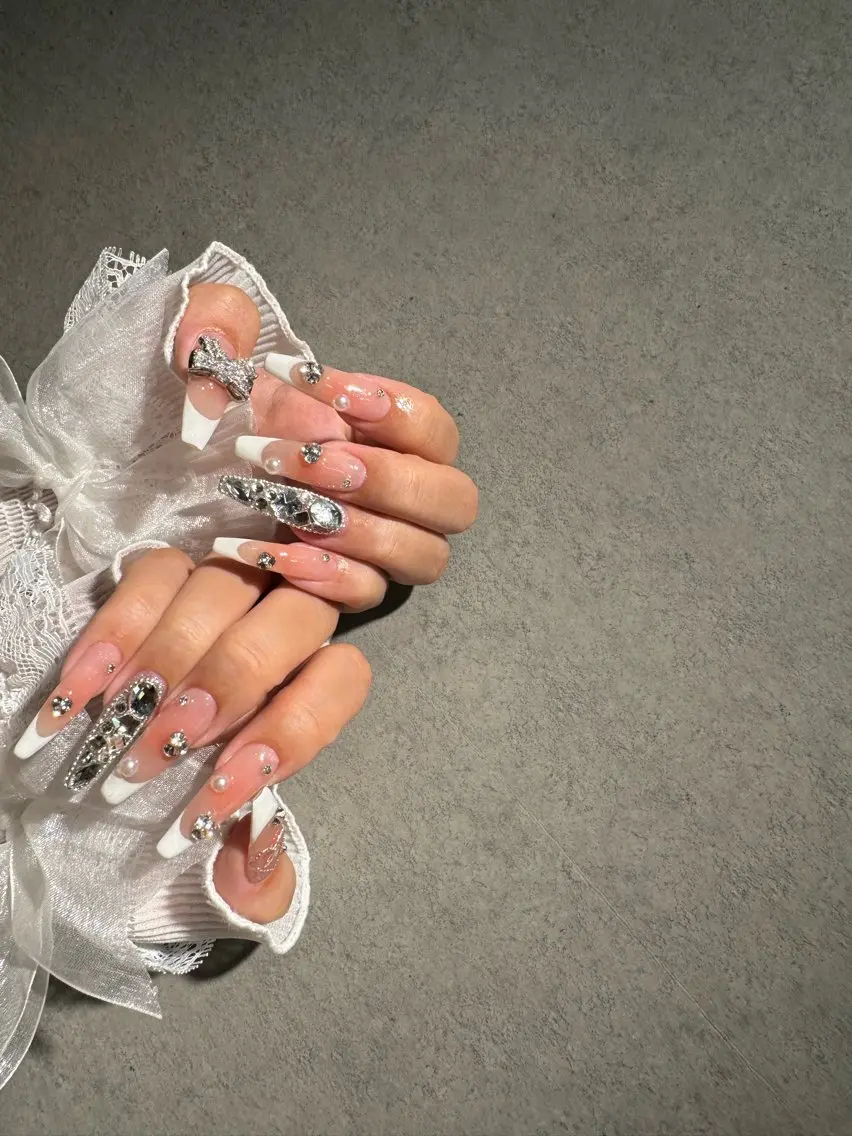 ネイル チークネイル フレンチネイル キラキラネイル ワンホンネイル ハンドネイル I-nailロング /ワンホン/キラキラのネイルデザイン