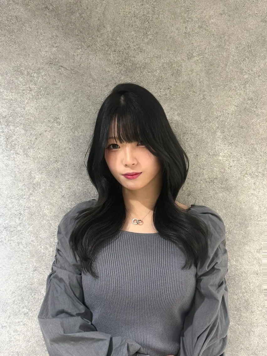 ロング カラー 黒髪 透明感カラー くびれヘア レイヤーカット ヘアカラー トリートメント 紅都🫧赤みなし 透明感水光カラーのヘアスタイル