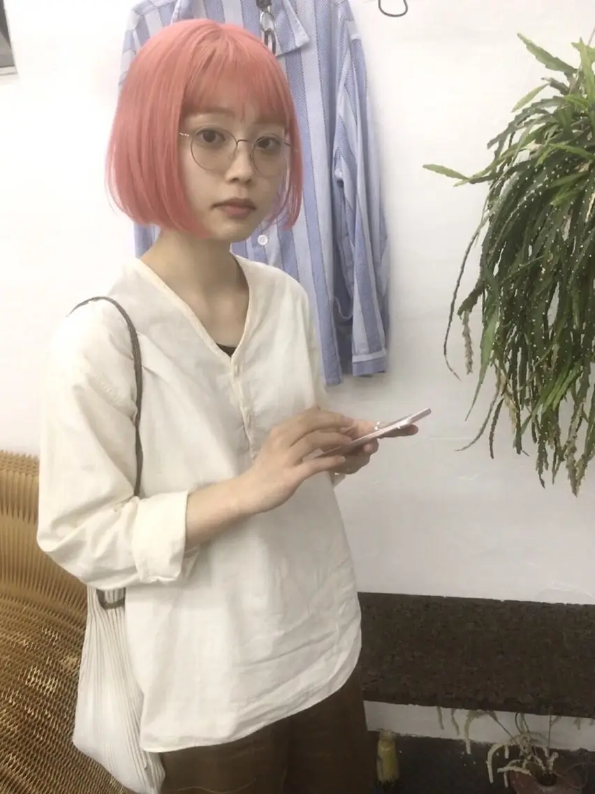 ショート qiie リタッチ 黒染め　ワンカラーのヘアスタイル