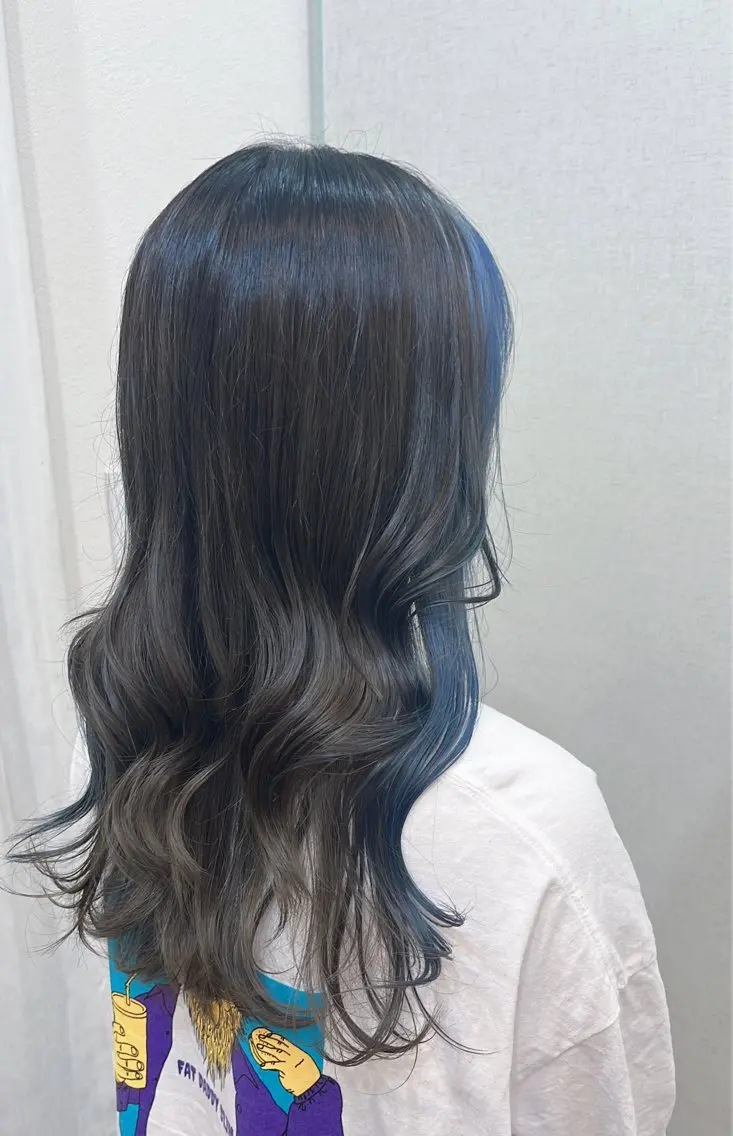 セミロング カラー ミストバング  フェイスフレーミング ネイビーカラー ヘアカラー 伊藤 由妃乃のヘアスタイル