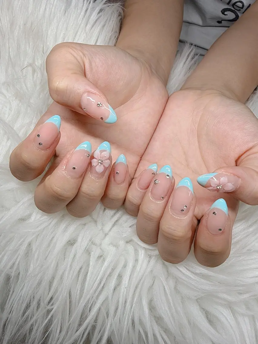 ネイル 長さ出し グラデーション 卒業式 キラキラネイル マグネットネイル Lee Nailsのネイルデザイン