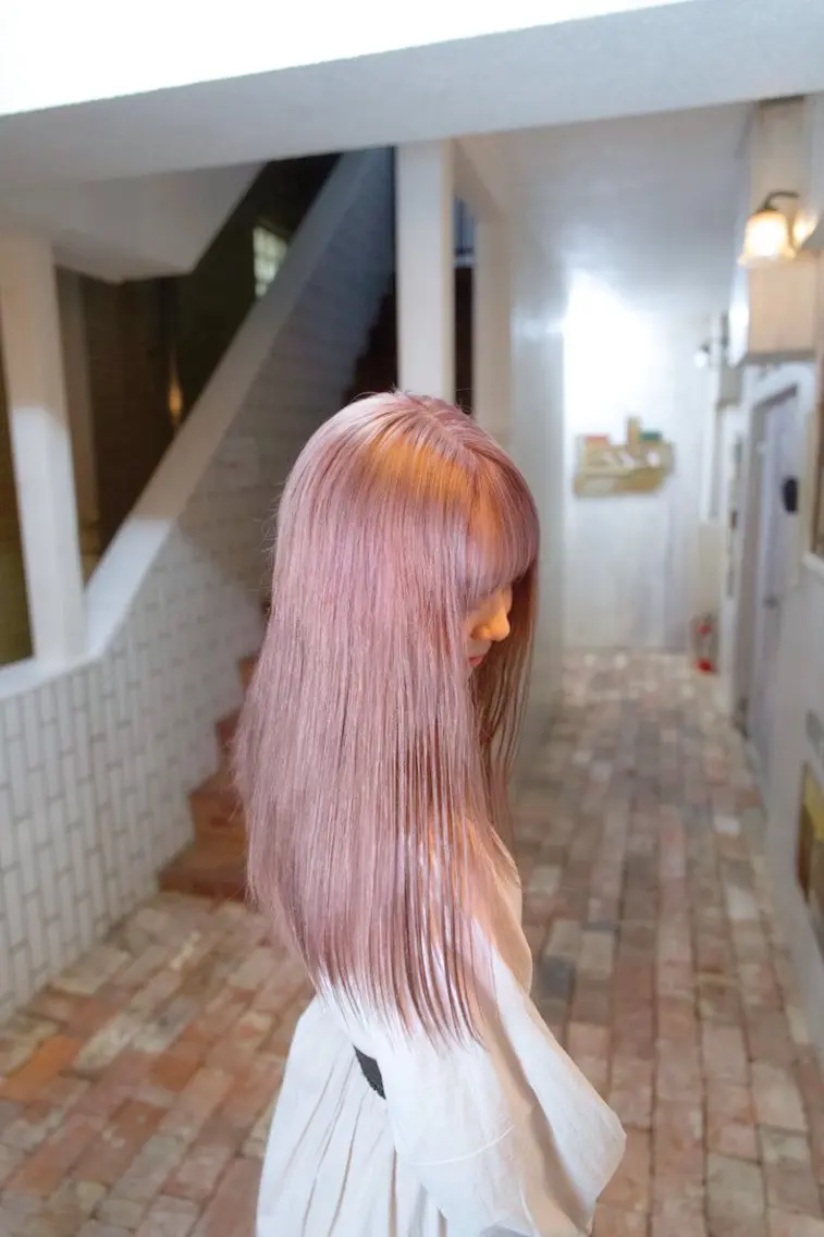 ロング カラー ベージュカラー ブリーチ ピンクカラー ピンクベージュ カット ヘアカラー トリートメント 安藤悠里/ハイトーン /デザインカラーのヘアスタイル