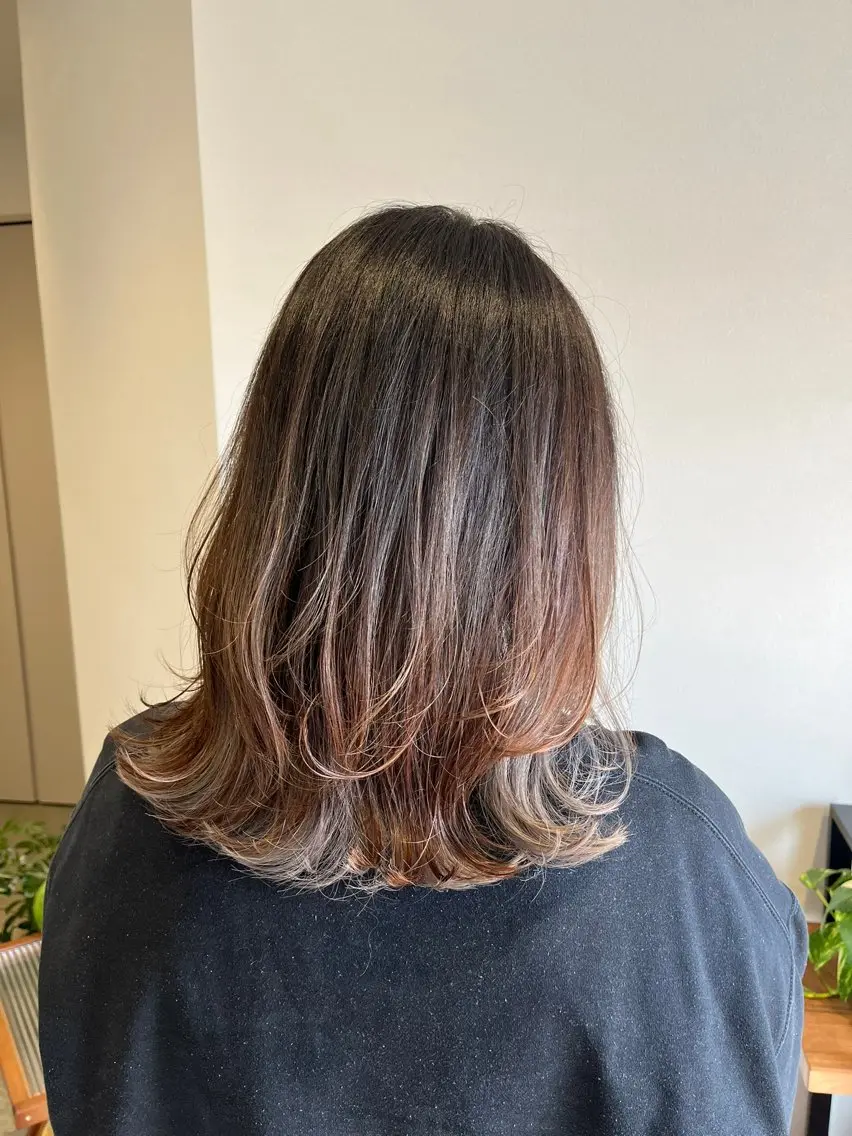 セミロング カット ヘアカラー 西村 花織のヘアスタイル