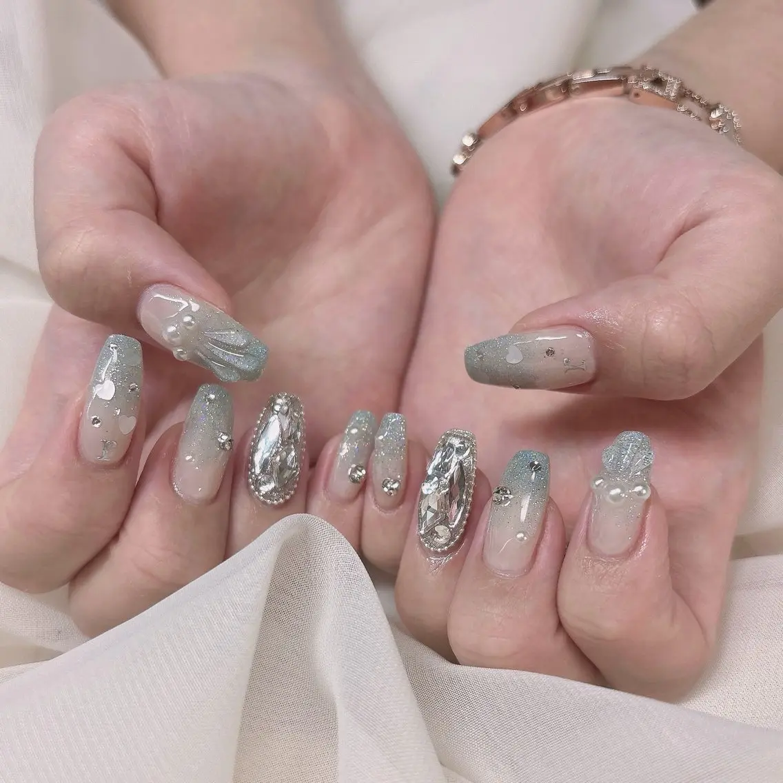 ネイル ブルー キラキラネイル ハンドネイル 𓂃🦢Aurora Swan🌙𓂃のネイルデザイン