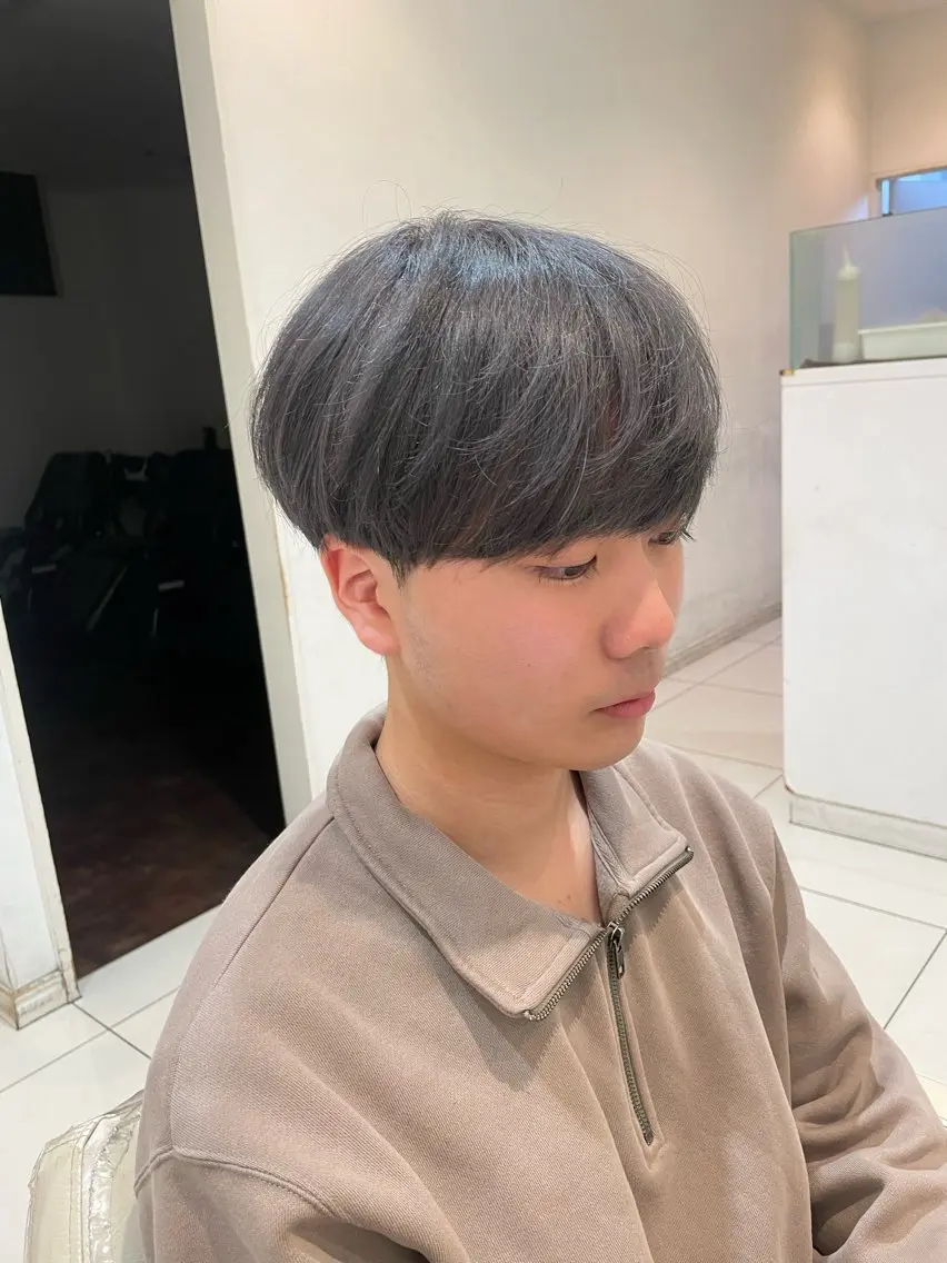 ショート カラー ブリーチ ダークグレー カット ヘアカラー 樋笠 知佳のヘアスタイル