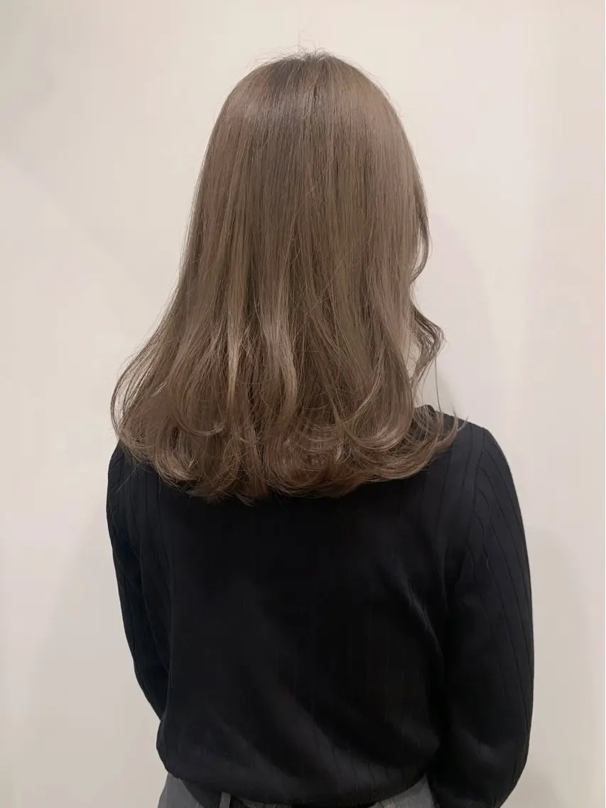 セミロング カラー ブリーチ ダブルカラー グレージュ ハイトーンカラー オリーブグレージュ ヘアカラー 落合希 Olivebeigeのヘアスタイル