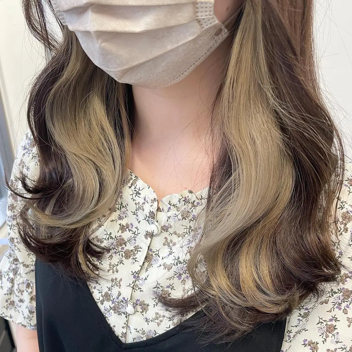 セミロング カラー ベージュカラー ブラウンカラー チョコレートブラウン イヤリングカラー インナーカラー ヘアカラー トリートメント 透明感カラー/ レイヤー　YUKAのヘアスタイル