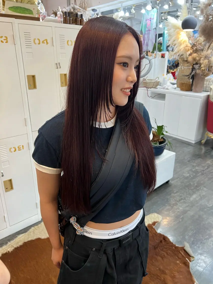 ロング カラー レッドカラー レイヤーカット LOMARLIE JURIAのヘアスタイル