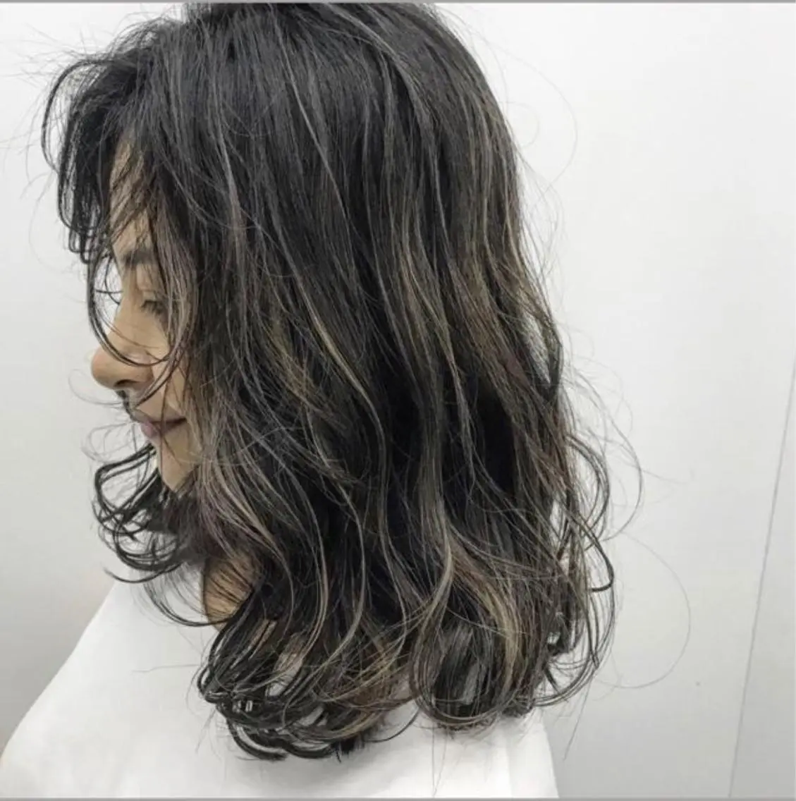 ミディアム カラー レイヤー×艶髪特化 マネージャー安藤光司のヘアスタイル