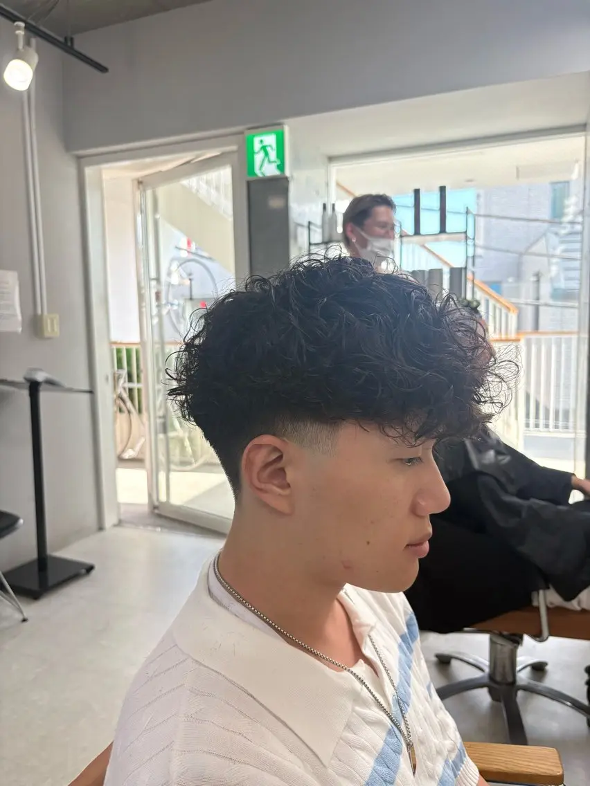 パーマ メンズ フェードカット スペインカール 下北沢メンズパーマ 特化園田　楓莉のヘアスタイル