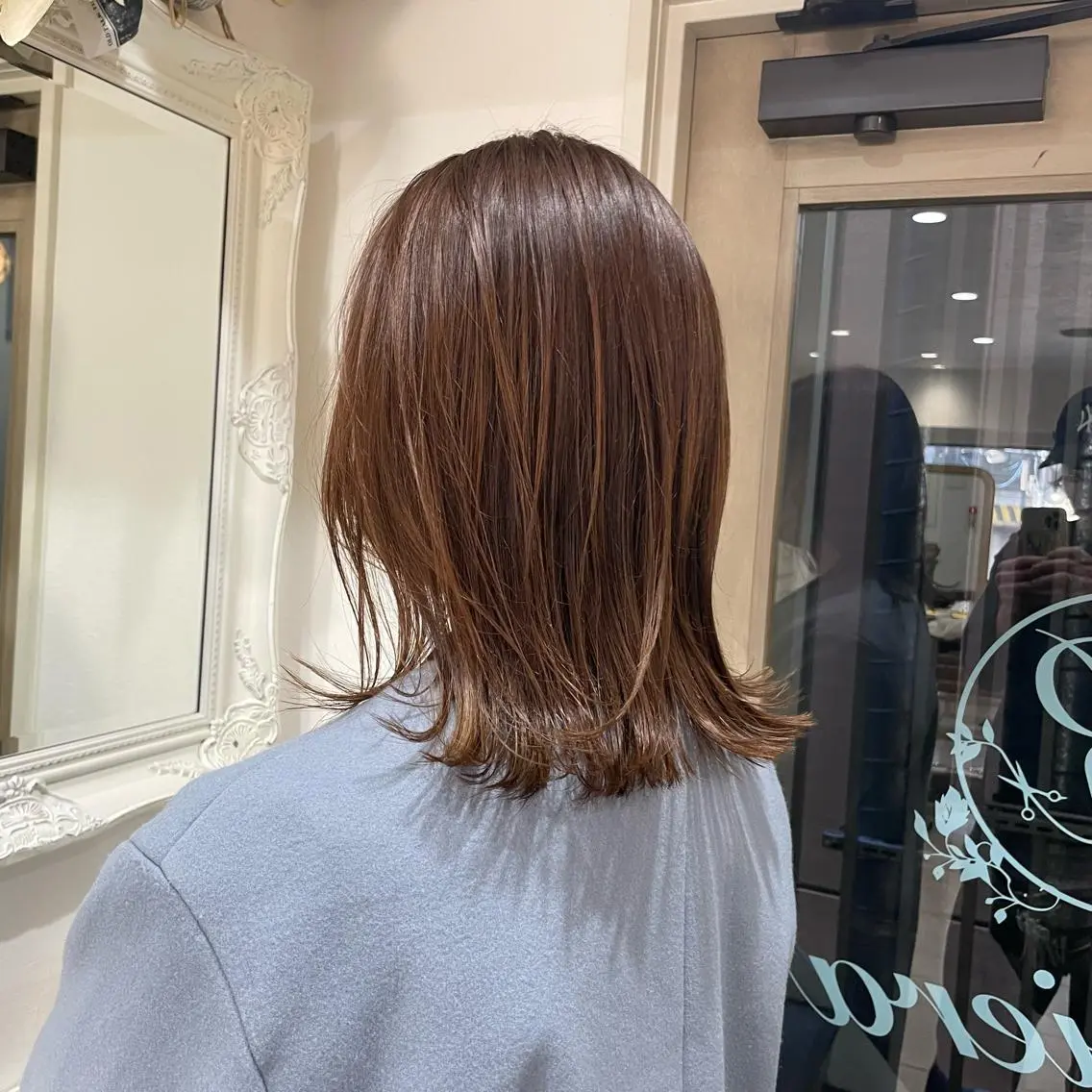 ミディアム カラー ベージュカラー ブリーチ ブリーチなしカラー レイヤーカット ミルクティーベージュ /三村克彦のヘアスタイル