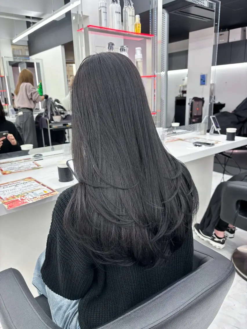 セミロング カラー 抜け感レイヤー︴ ニュアンスカラーのヘアスタイル