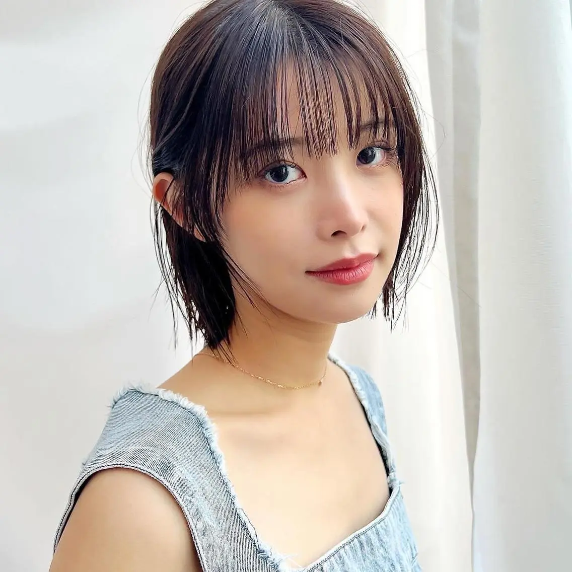 ショート カラー 切りっぱなしボブ 前下がりボブ ブリーチ グレージュ イルミナカラー カット ヘアカラー トリートメント レイヤー専門家 ダブルカラー修のヘアスタイル