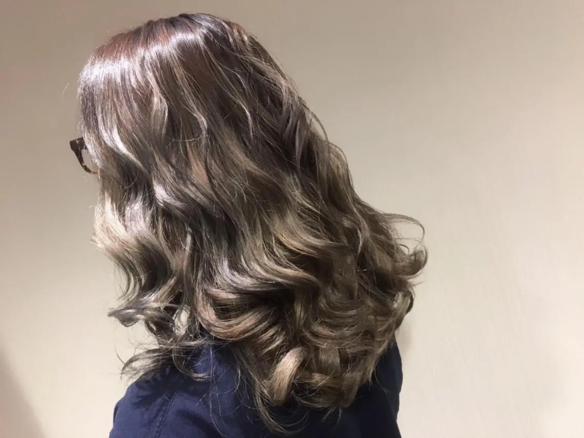 セミロング カラー パーマ ヘアアレンジ アッシュ アッシュグレー トリートメント 【mokuオーナー】 ちはるのヘアスタイル