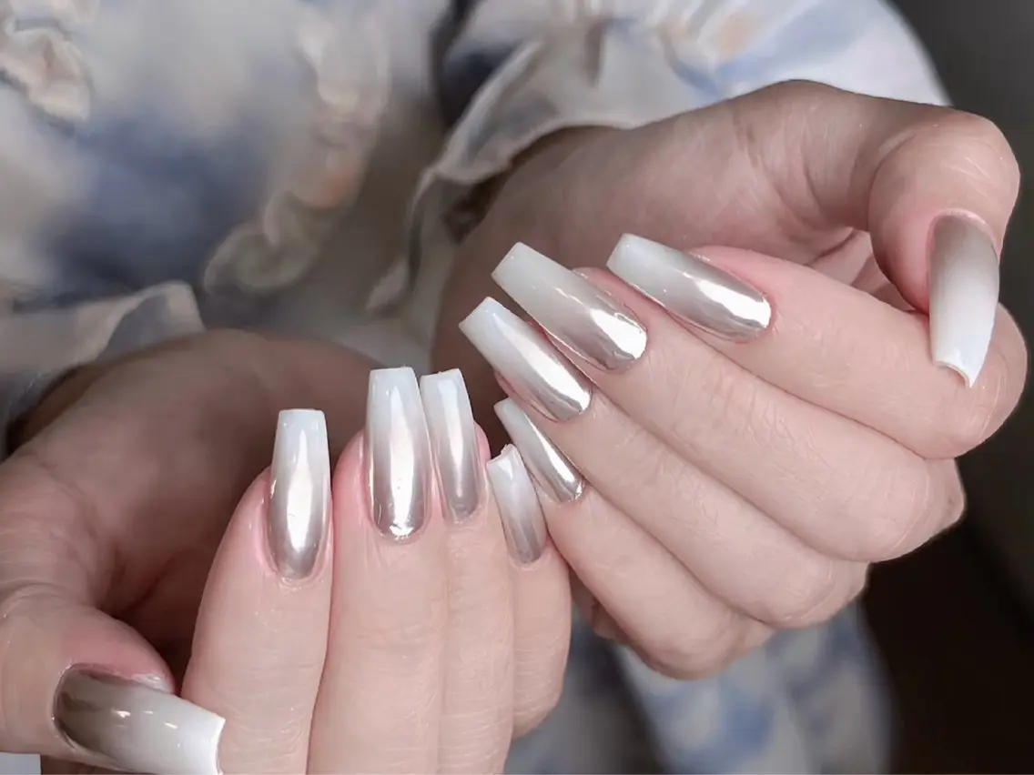 ネイル オーロラネイル 長さ出し フレンチネイル ジェルネイル ガラスフレンチ Rela・S NAILのネイルデザイン