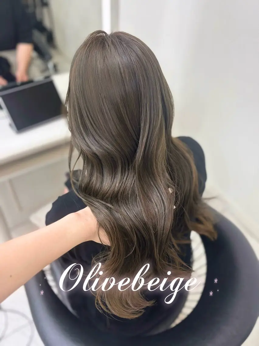 ロング カラー ベージュカラー ブリーチ 透明感カラー オリーブベージュ ヘアカラー レイヤーカット/銀座 🎀𝐒𝐀𝐊𝐈のヘアスタイル