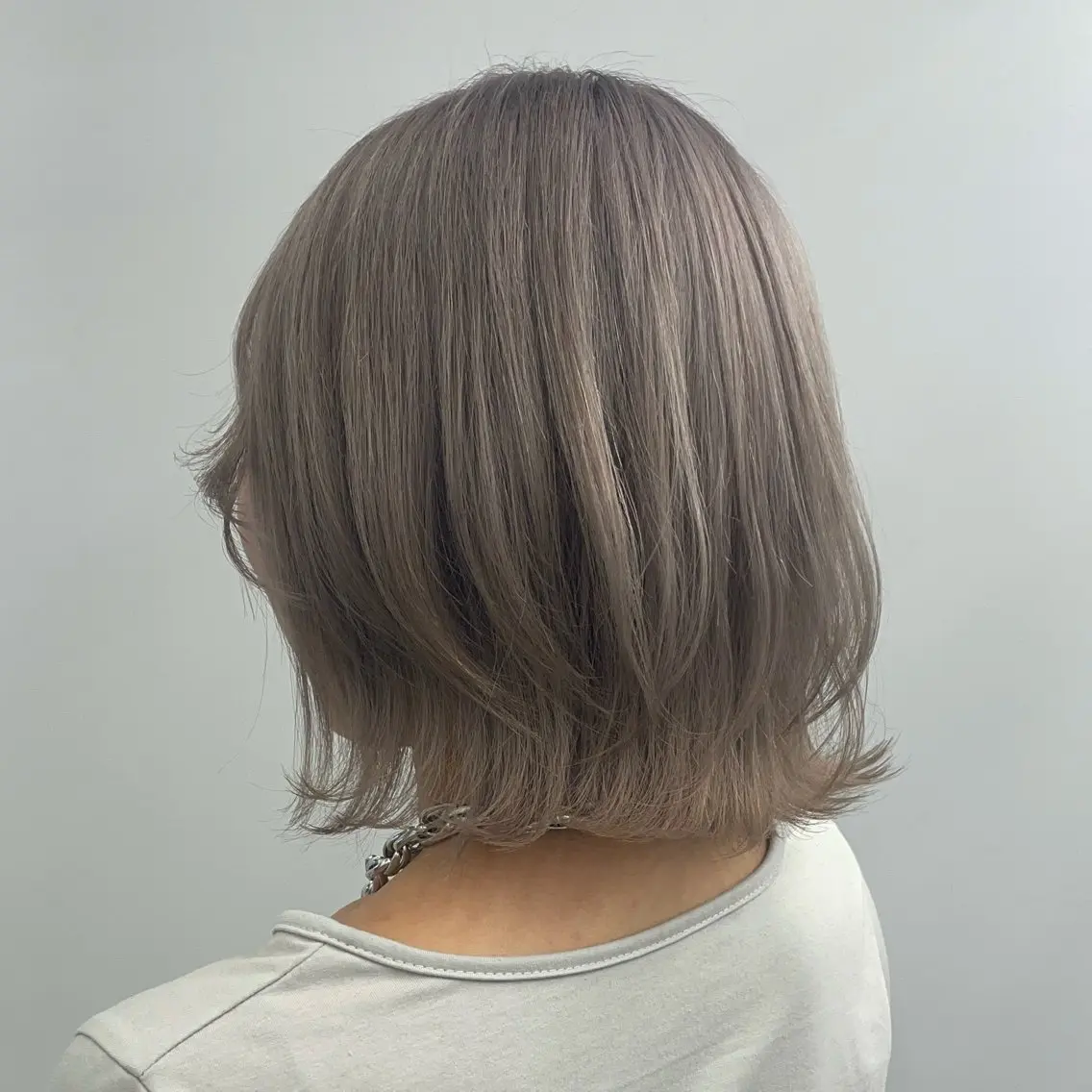ミディアム カラー ボブレイヤー ベージュカラー ホワイトベージュ ボブ レイヤーカット カット ヘアカラー joule 藤原沙綾のヘアスタイル