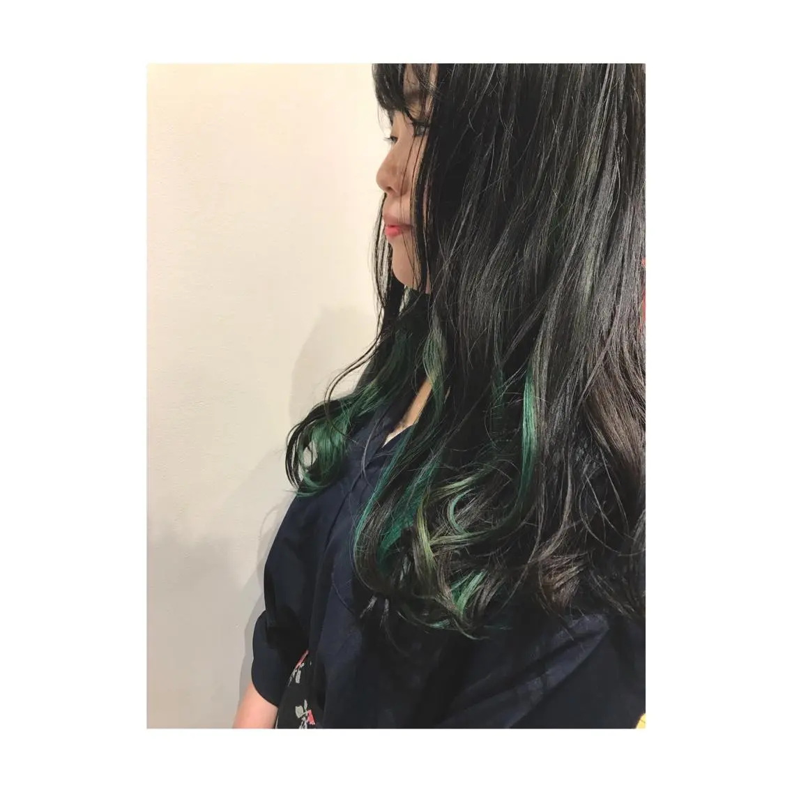 セミロング カラー くるくるパーマ aikoのヘアスタイル