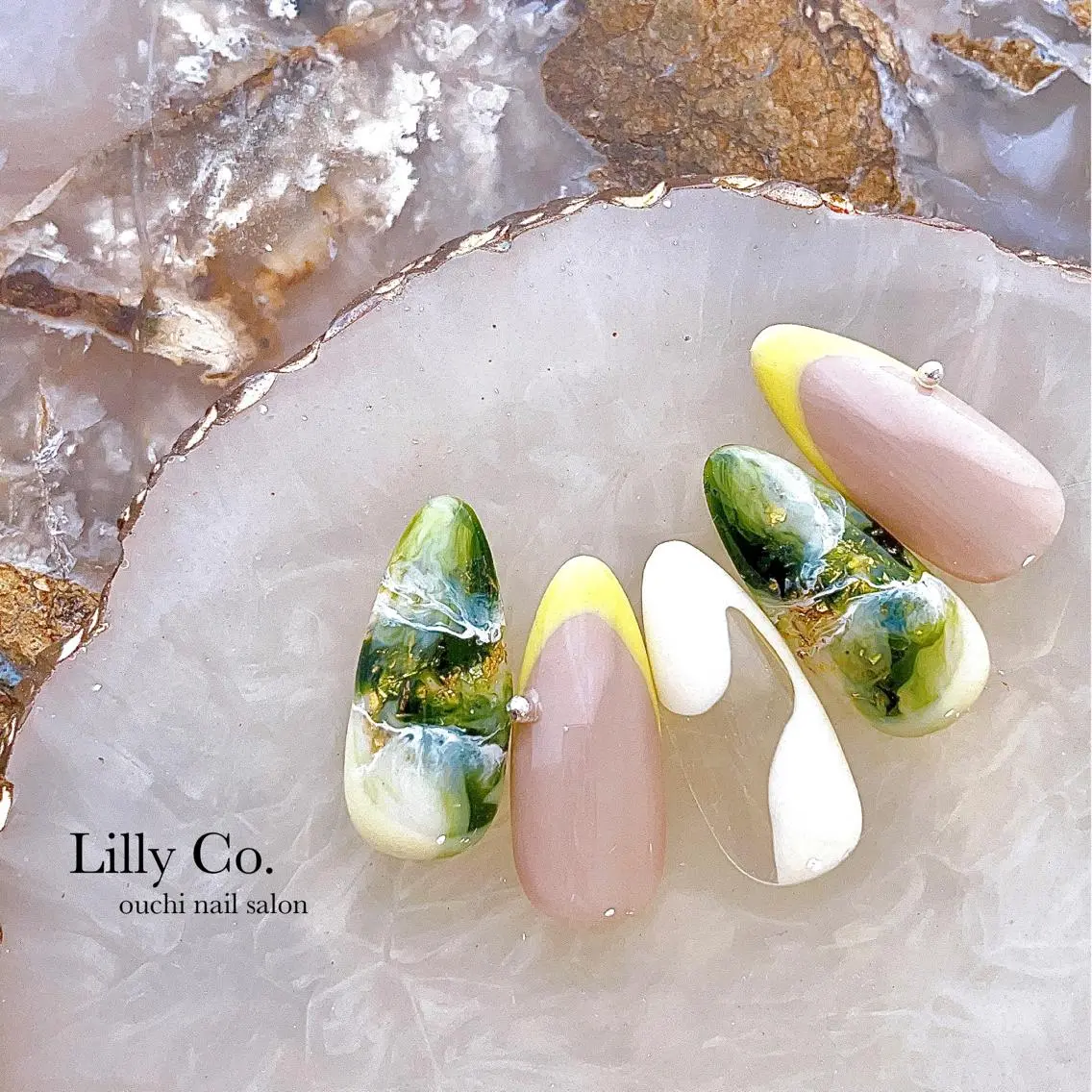 ネイル グリーン ハンドネイル ハンドケア Lilly Co.のネイルデザイン