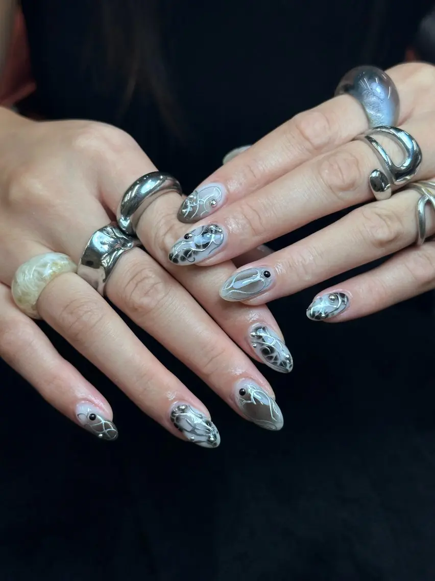 ネイル ニュアンスネイル シルバー Iconic Nailのネイルデザイン
