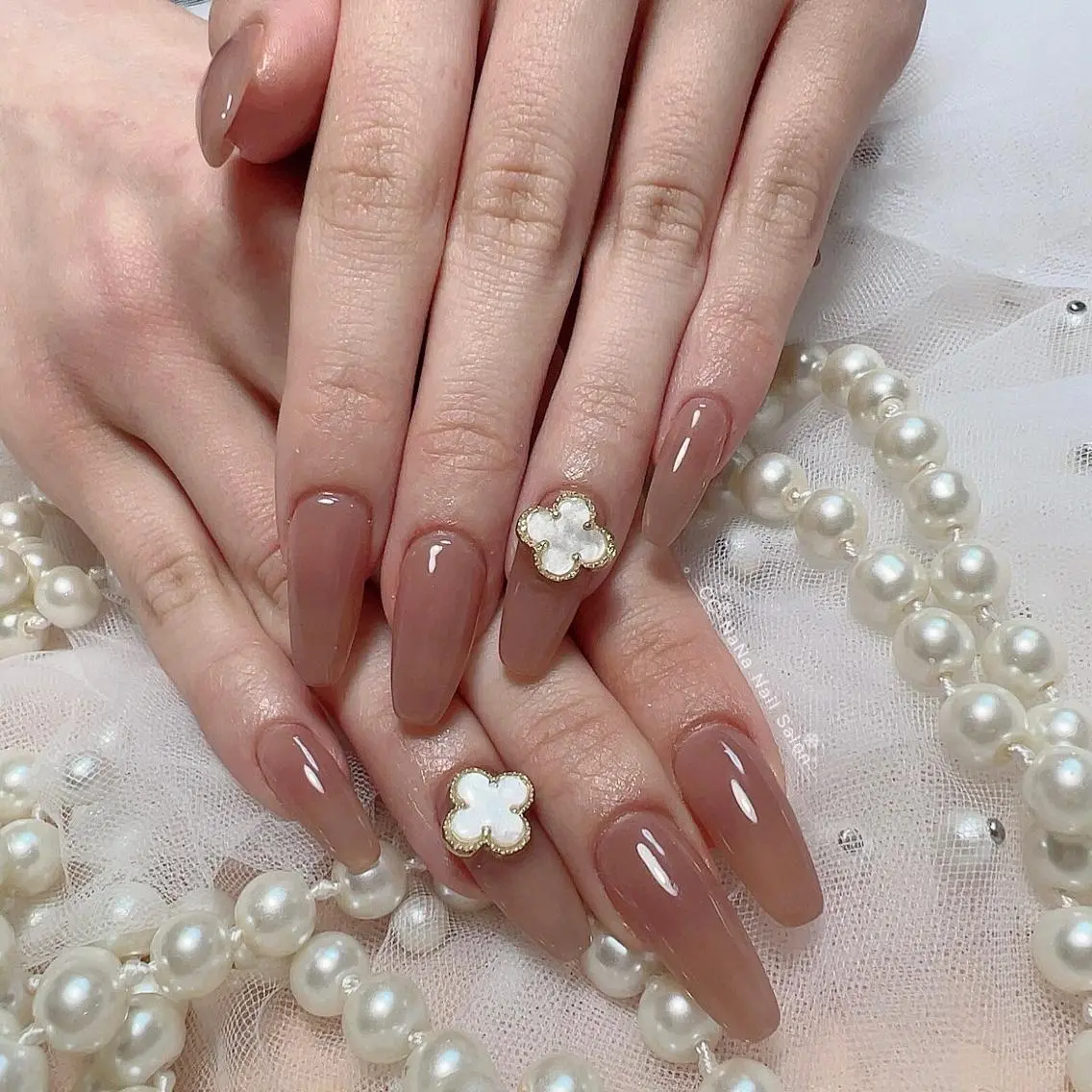 【初回オフ無料★ケア込み】✨10本アクリルスカルプ長さだし✨ワンカラー➕1200円以内パーツ💎2個✨ 限定価格💎の写真