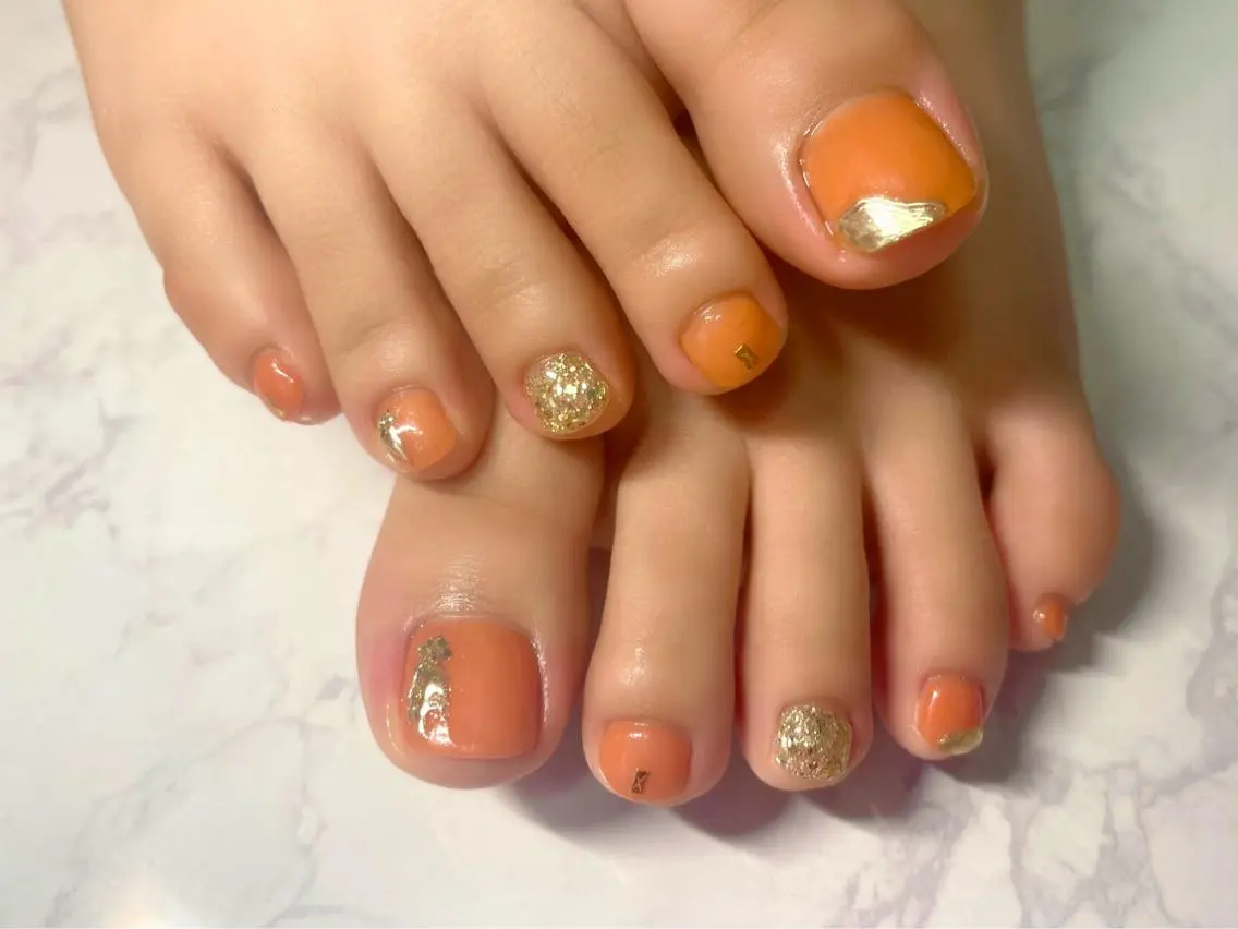 ネイル ミラーネイル オレンジ フットネイル Nail Salon KURELLYのネイルデザイン