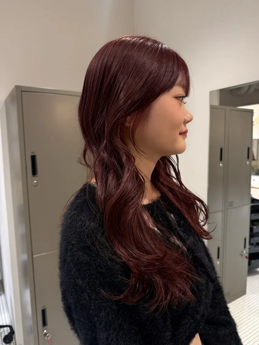 ロング カラー ボルドーカラー カット ヘアカラー トリートメント コノカ/暖色カラー/ 透明感カラーのヘアスタイル