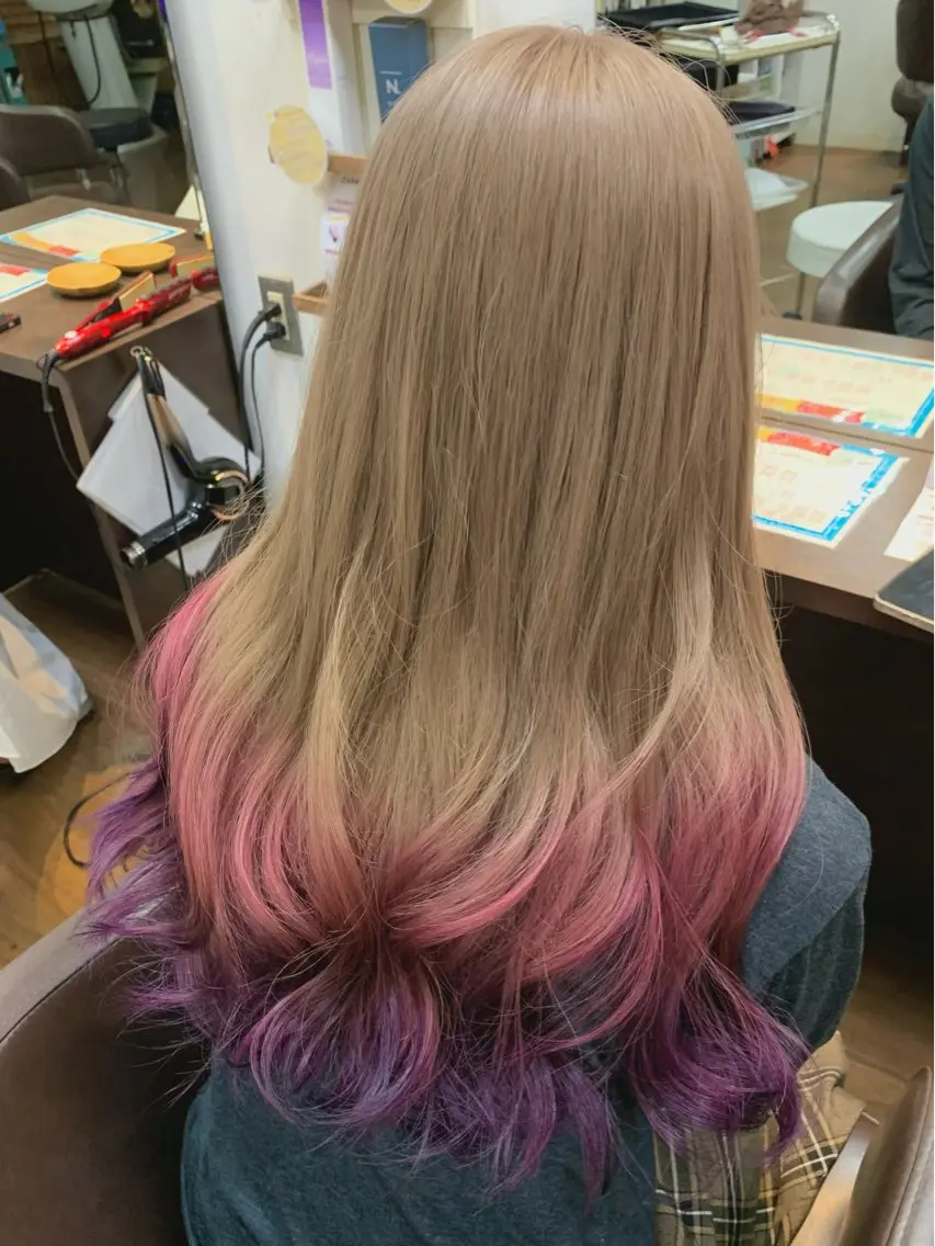 ロング カラー ベージュカラー デザインカラー グラデーションカラー ミルクティーベージュ ピンクカラー 小笠原 菜緒のヘアスタイル
