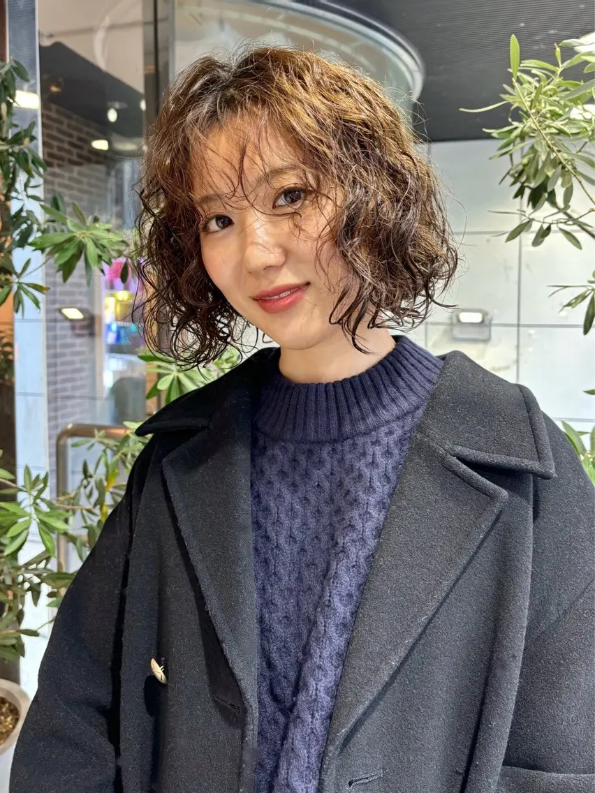 ミディアム パーマ ミディアムパーマ ボブ パーマ トリートメント ヘッドスパ 髪質改善 ネイル コトミ🐸のヘアスタイル