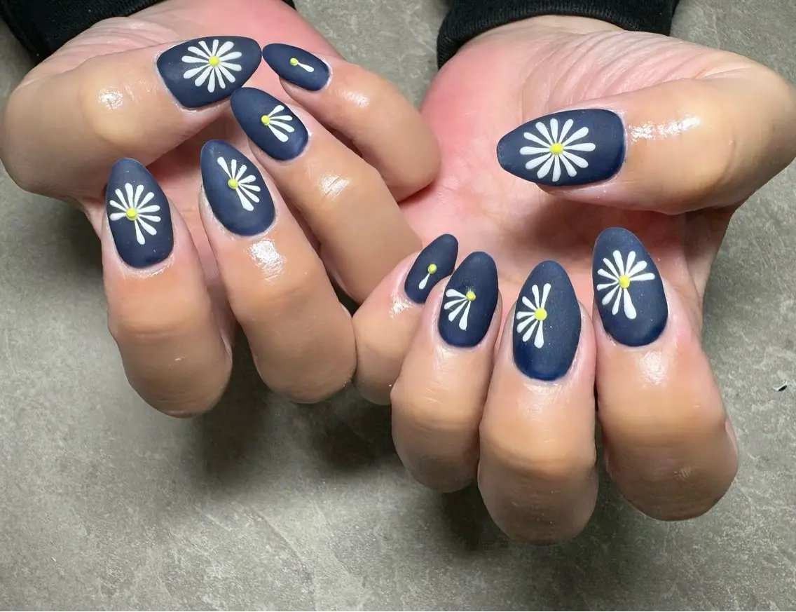 ネイル LAVISH 大和店 emi・:*+のネイルデザイン