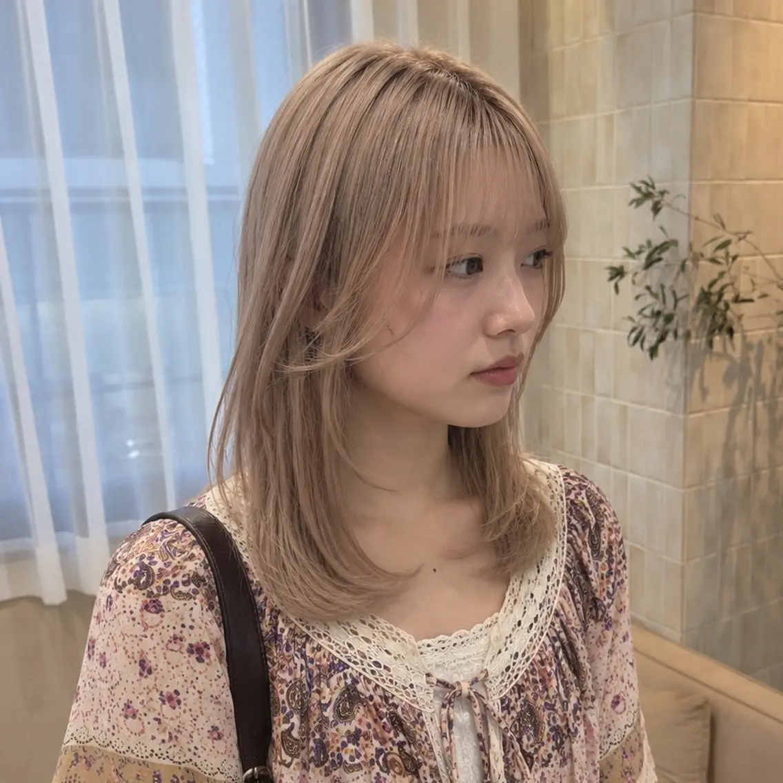 セミロング カラー ベージュカラー 透明感カラー ミルクティーベージュ 顔まわりレイヤー 韓国風ヘア カット ヘアカラー トリートメント ヨクト/当日予約️◎ 赤み消し透明感カラーのヘアスタイル