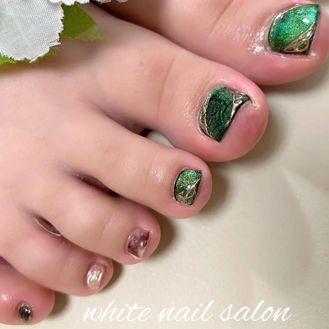 ネイル フットネイル ジェルネイル ハードジェル ラメ(グリッター) 持ち込み フットネイル white nail salonのネイルデザイン