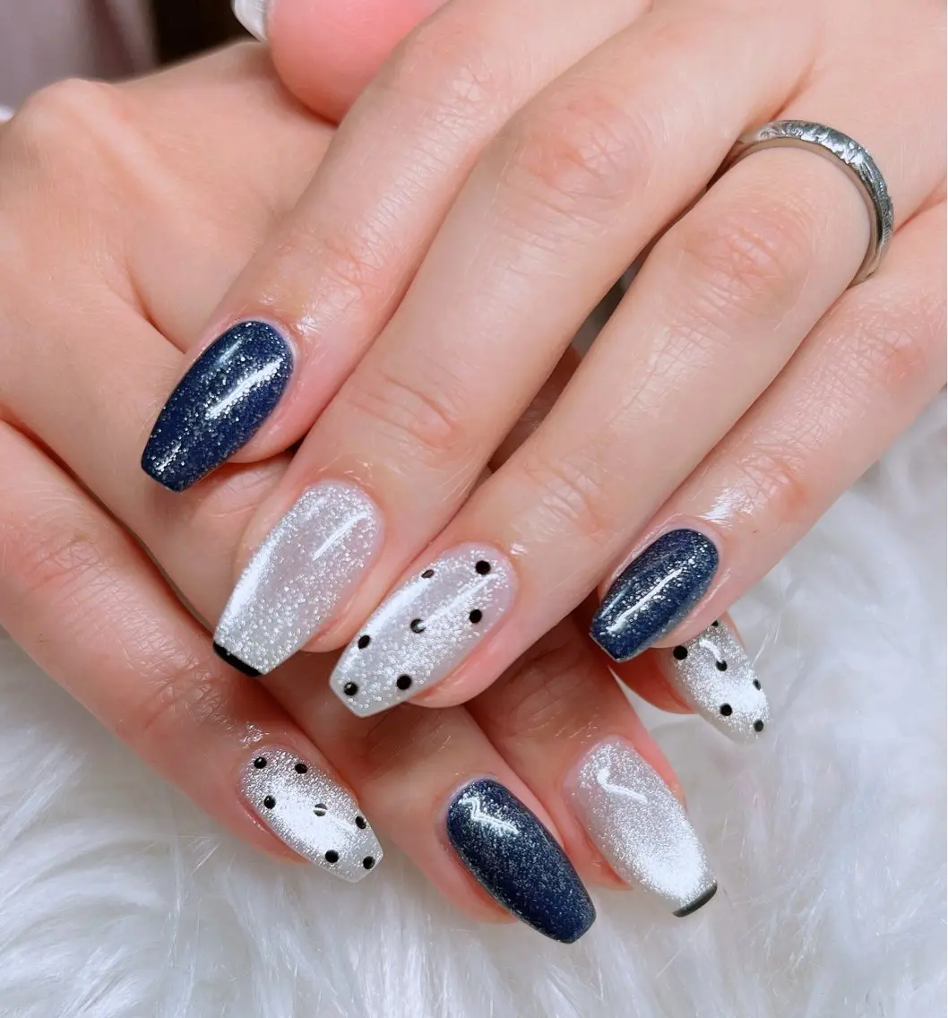 ネイル 長さ出し フレンチネイル キラキラネイル 韓国ネイル マグネットネイル ハンドネイル Lee _nailのネイルデザイン
