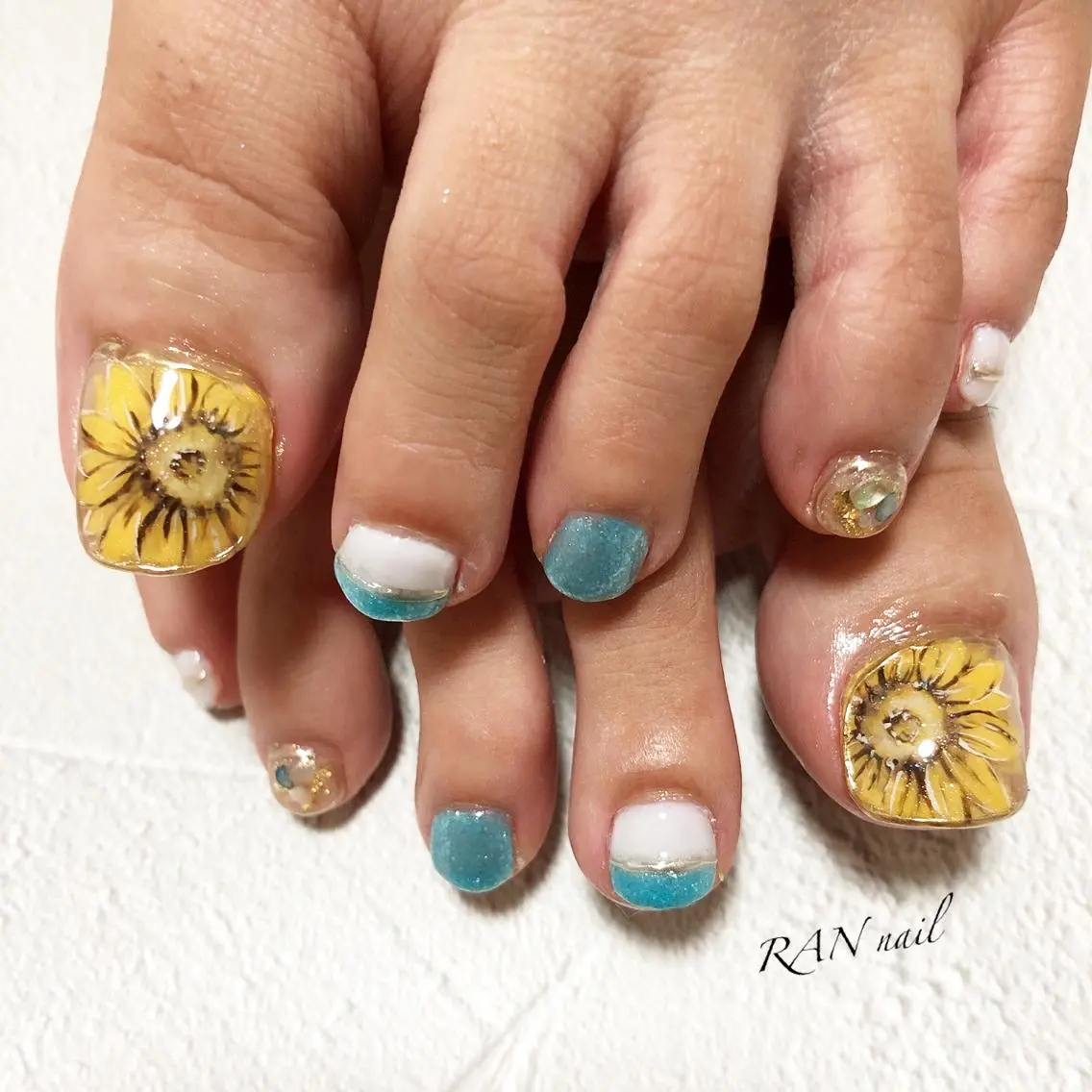 ネイル ブルー フラワーネイル フットネイル オフィスネイル 春ネイル ハンドネイル フットネイル RAN nailのネイルデザイン