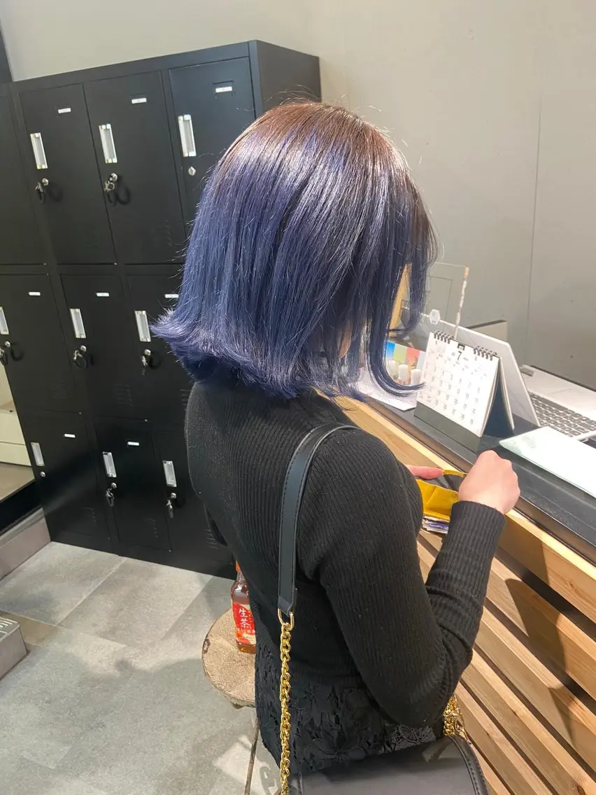 ミディアム カラー ブリーチ ブルーカラー ブルージュ ヘアカラー トリートメント ウルフカット レイヤーカット上柿のヘアスタイル