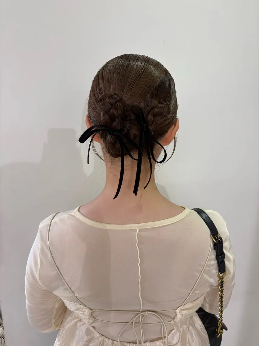 ロング ヘアアレンジ 簡単アレンジ ヘアセット ユナ レイヤーカット モデル/ベージュのヘアスタイル