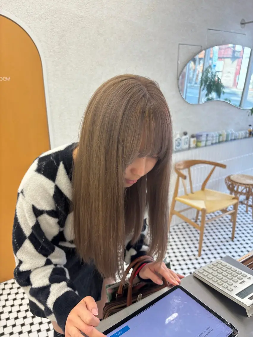 ロング カラー カット ヘアカラー 🧸柔らかベージュ/ 顔周りレイヤー/ミクのヘアスタイル