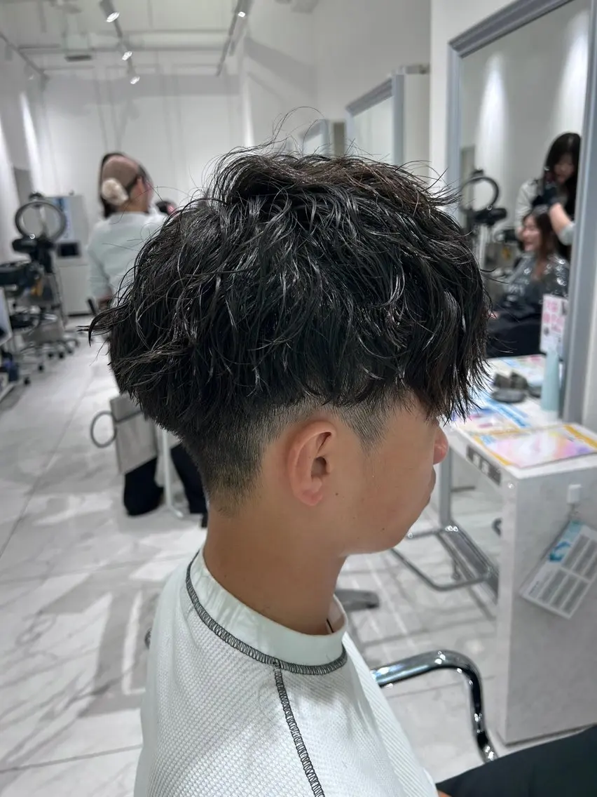 ミディアム パーマ メンズ ミディアムパーマ メンズパーマ ツイストスパイラルパーマ 似合わせカット スパイラルパーマ カット パーマ オチ アヤミ/ レイヤー/ハッシュのヘアスタイル