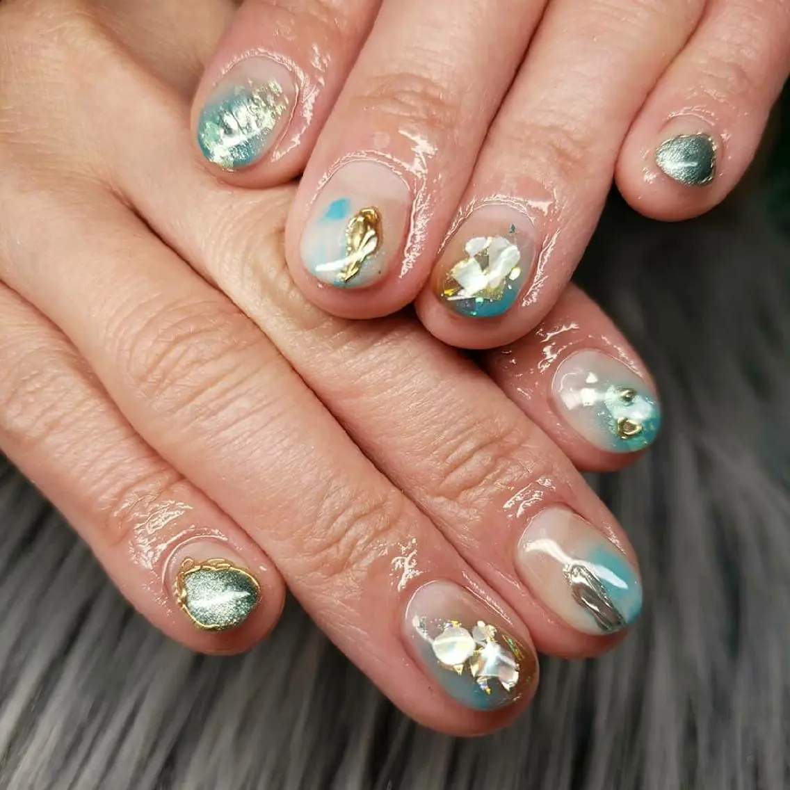 ネイル ゴールド 水色 マグネットネイル ミラーネイル ニュアンスネイル Nail salon Coco【溝の口駅】のネイルデザイン