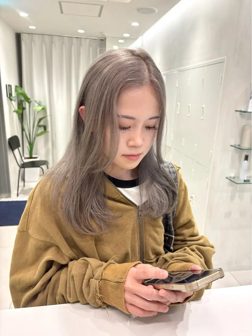 セミロング ヘアカラー 透明感カラー・レイヤ ー🎀amika🎀のヘアスタイル