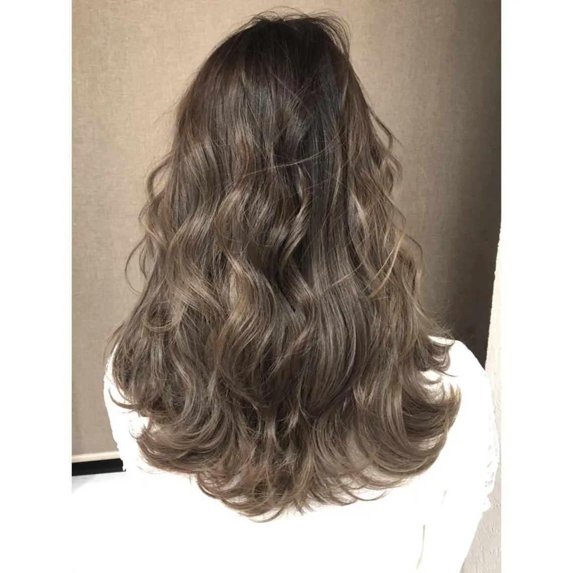 セミロング カラー ハイライトカラー 3Dハイライト ハイライト ヘアカラー トリートメント 井上 一平のヘアスタイル