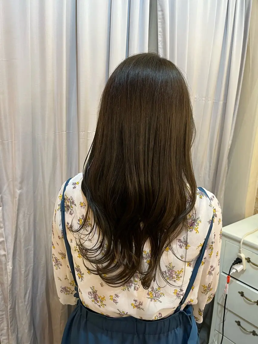 ロング カラー ブリーチ グレージュ ハイトーンカラー ブリーチなしカラー オリーブグレージュ 金城 麗華のヘアスタイル