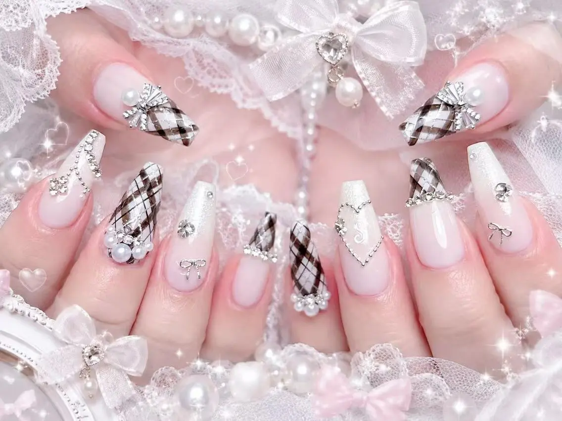 ネイル 長さ出し キラキラネイル 韓国ネイル ロングネイル マグネットネイル ハンドネイル ハンドケア Yuki🌸 nailのネイルデザイン