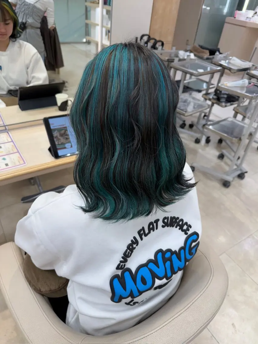 ミディアム ヘアカラー 岡田 和馬のヘアスタイル