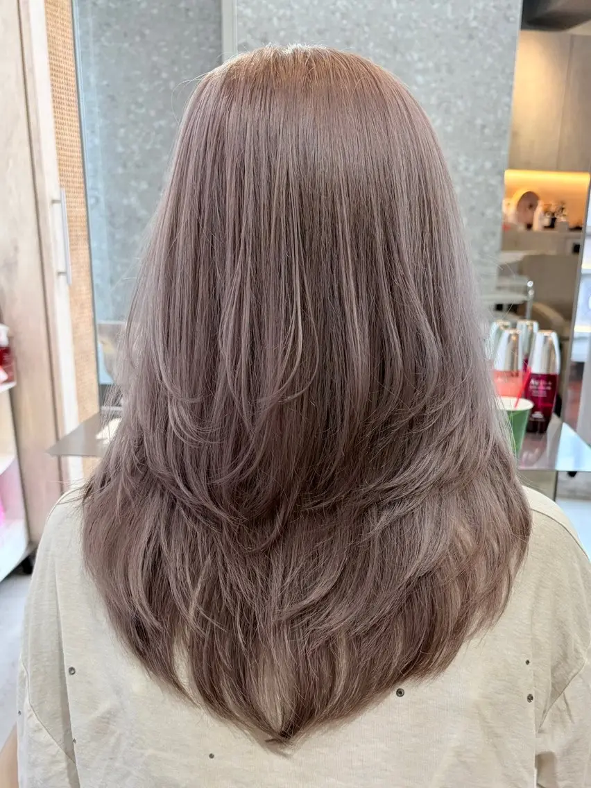 セミロング カラー ヘアカラー トリートメント 失敗しないハイトーン ミルクティーベージュのヘアスタイル