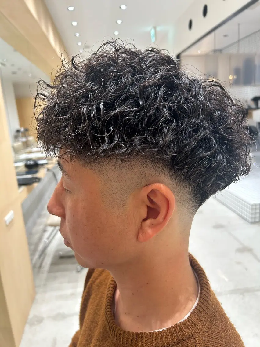 パーマ メンズ フェードカット メンズパーマ スキンフェード スペインカール 🐲ツイスパ🐲 フェード/龍のヘアスタイル