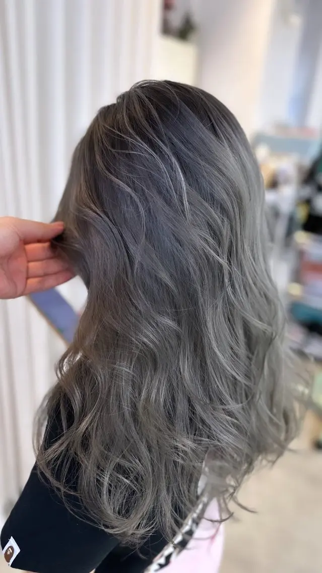 カラー Mii. 内田萌々のヘアスタイル